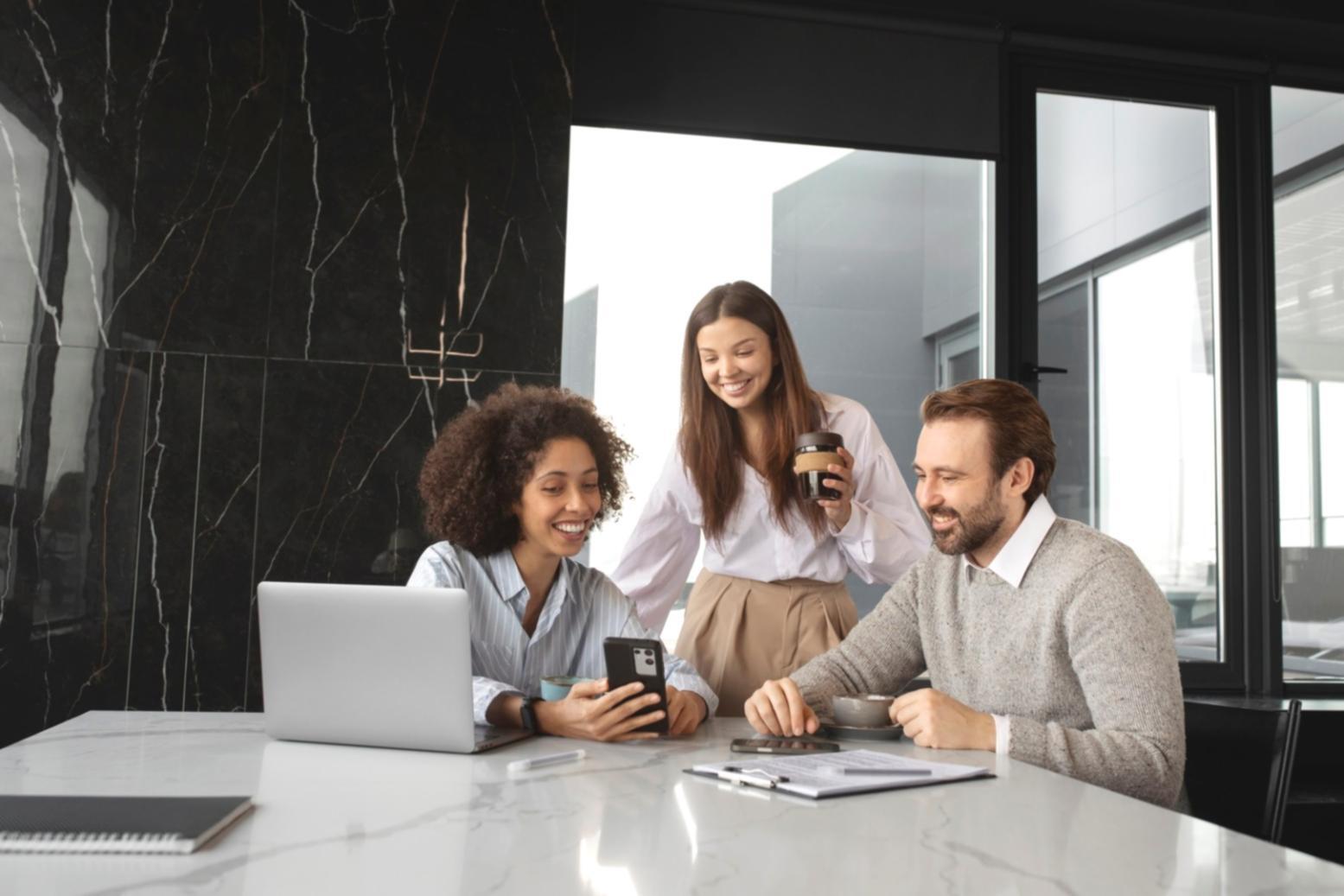 Personas colaborando en estrategias financieras